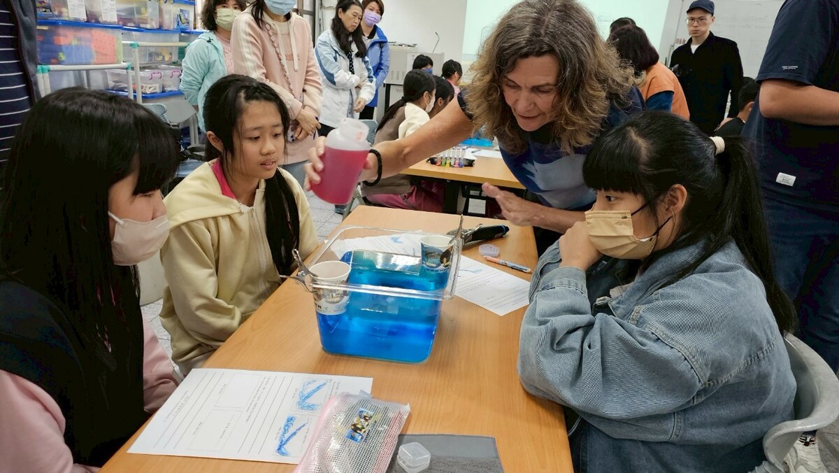 外籍講師參與各場教學工作坊與小組討論。   圖：國家海洋研究院/提供