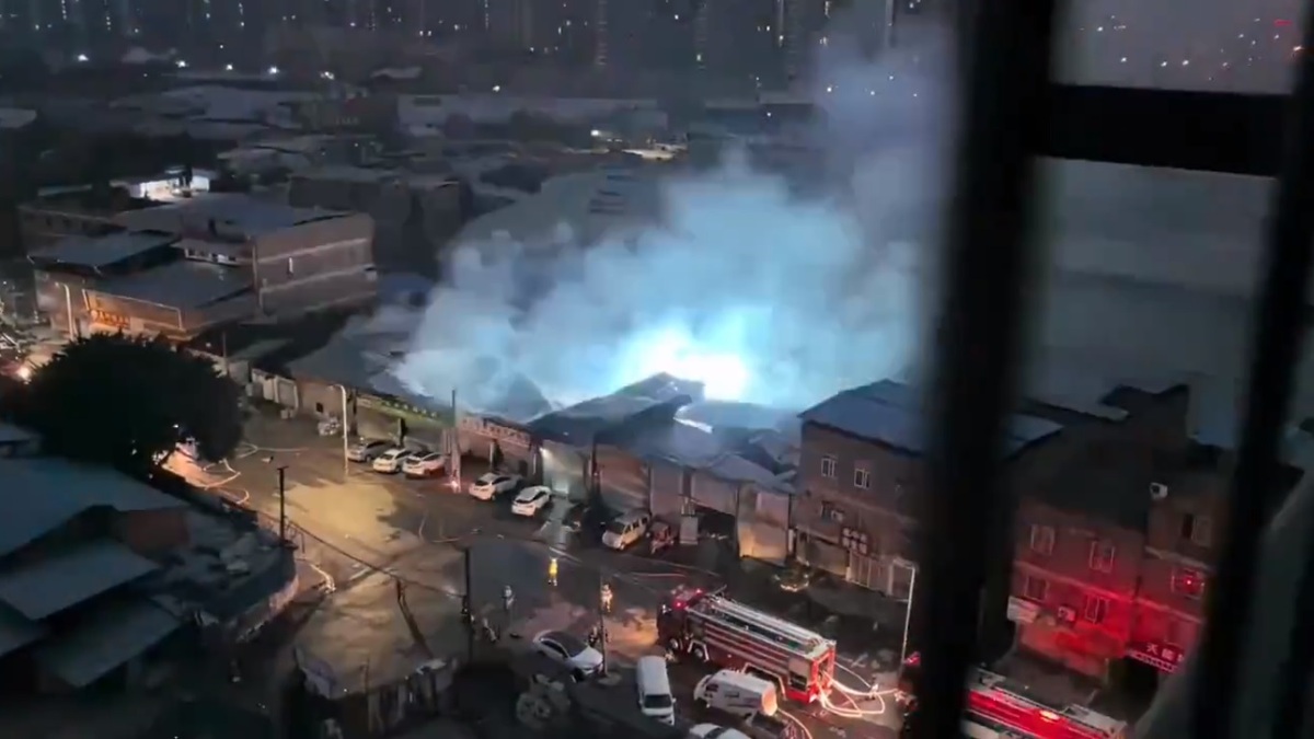 廣西省南寧市日前也爆發電動車爆燃的事故，現場煙霧迷漫。 圖：擷取自 @fang_danie121 X 分享影片 