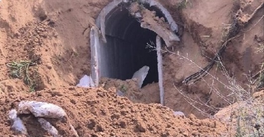 以軍對加薩北部的一條長約 1.2 公里的哈瑪斯地道發起襲擊，並雖毀地道附近的武器儲存設施。 圖：翻攝自 @Israelwaronhama X 帳號 