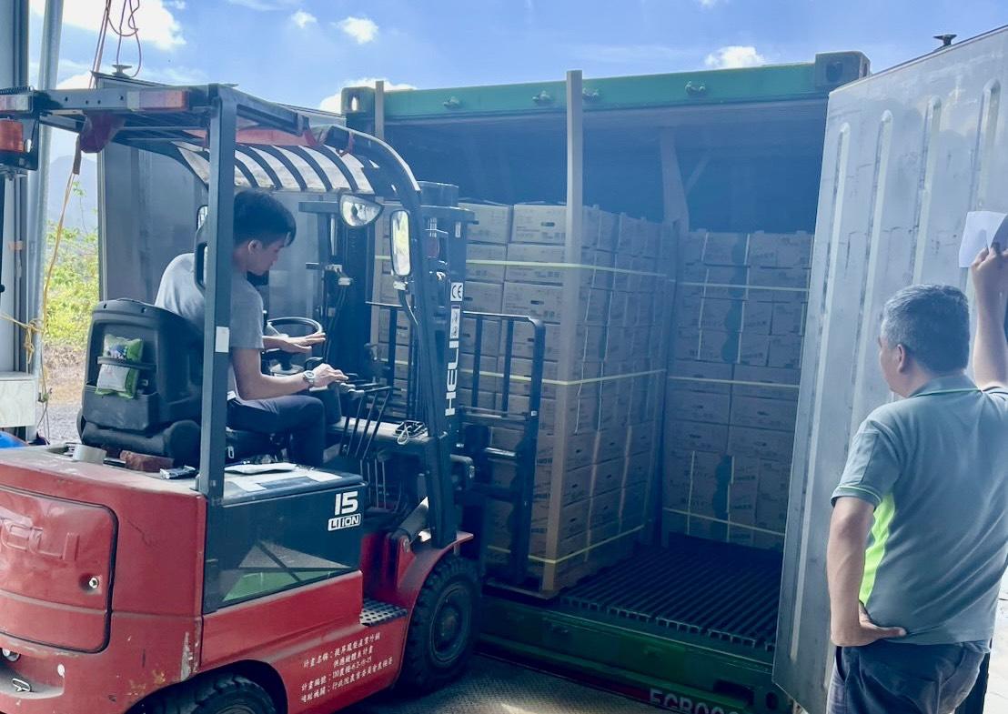 「新加坡食品展」後首批銷往新加坡的鳳梨貨櫃於今日上午裝櫃,預計將於4月19日抵達新加坡,並於4月25至27日在新加坡FairPrice的10家連鎖超市進行30場試吃品嚐活動。 圖:台南市政府提供