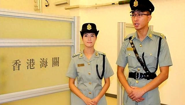  走私團伙使用鋁箔包裝，企圖干擾海關檢測，並偽造貨物申報類別，將銻錠冒充一般金屬或醫療設備零件。 圖：翻攝自 騰訊新聞 