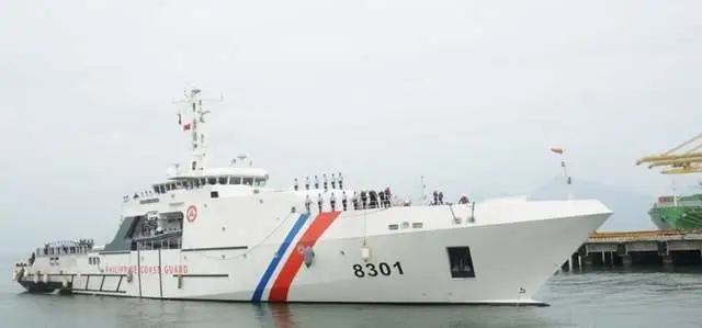  菲律賓海岸警衛隊舷號 8301 的巡邏艦「加布里埃拉·西朗」號。 圖：翻攝自 騰訊新聞 