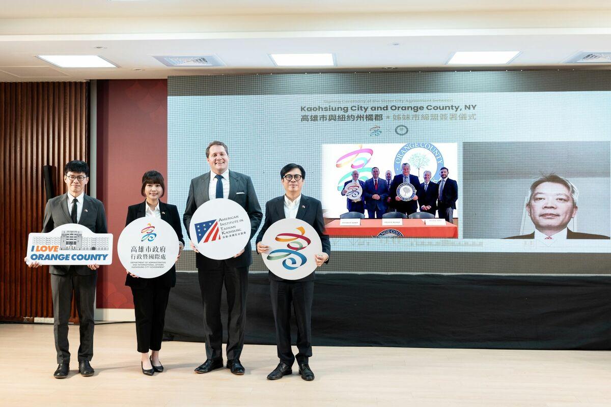 張子霖(左三)、李志強(右)見證高雄市與紐約州橘郡締盟。   圖：高雄市行政暨國際處/提供