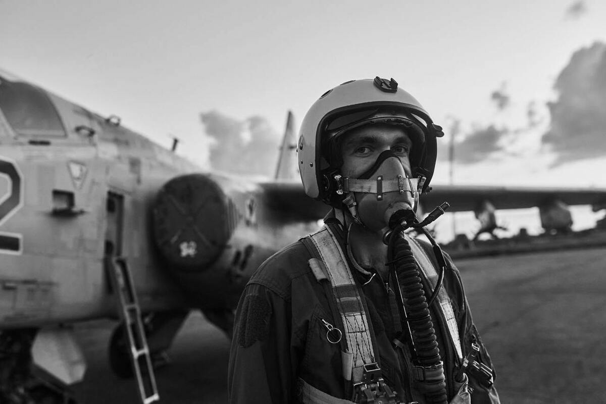  F-16 疑似在烏東地區執行火力支援任務時，遭遇俄軍防空網攔截。 圖：翻攝自 X 