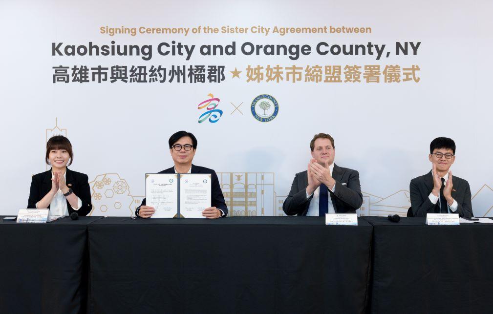 張子霖(右二)、張硯卿(左一)見證高雄市與紐約州橘郡締盟。   圖：高雄市行政暨國際處/提供