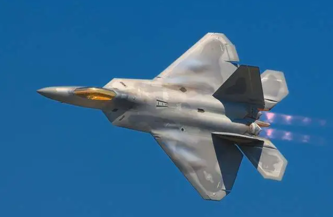 根據美國《Military Watch》網站分析，截至 2024 年，殲-20 的服役數量已達約 300 架，成為全球量產最多的重型第五代戰機。反觀美國 F-22 為 181 架，俄羅斯蘇-57 則僅 25 架。圖為F-22圖:翻攝自騰訊網