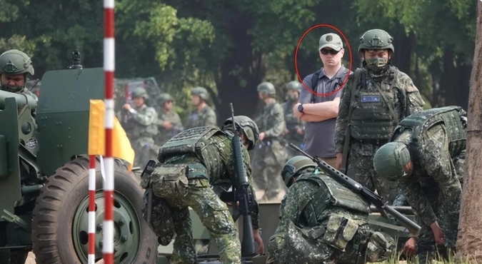  疑似美軍顧問(紅圈者)現身國軍漢光演習。 圖 : 翻攝自軍哥茶話室 