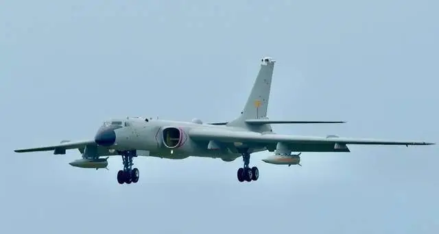  共軍轟-6K轟炸機掛載2枚鷹擊-21空射型高超音速導彈。 圖：翻攝自騰訊新聞（資料照片） 