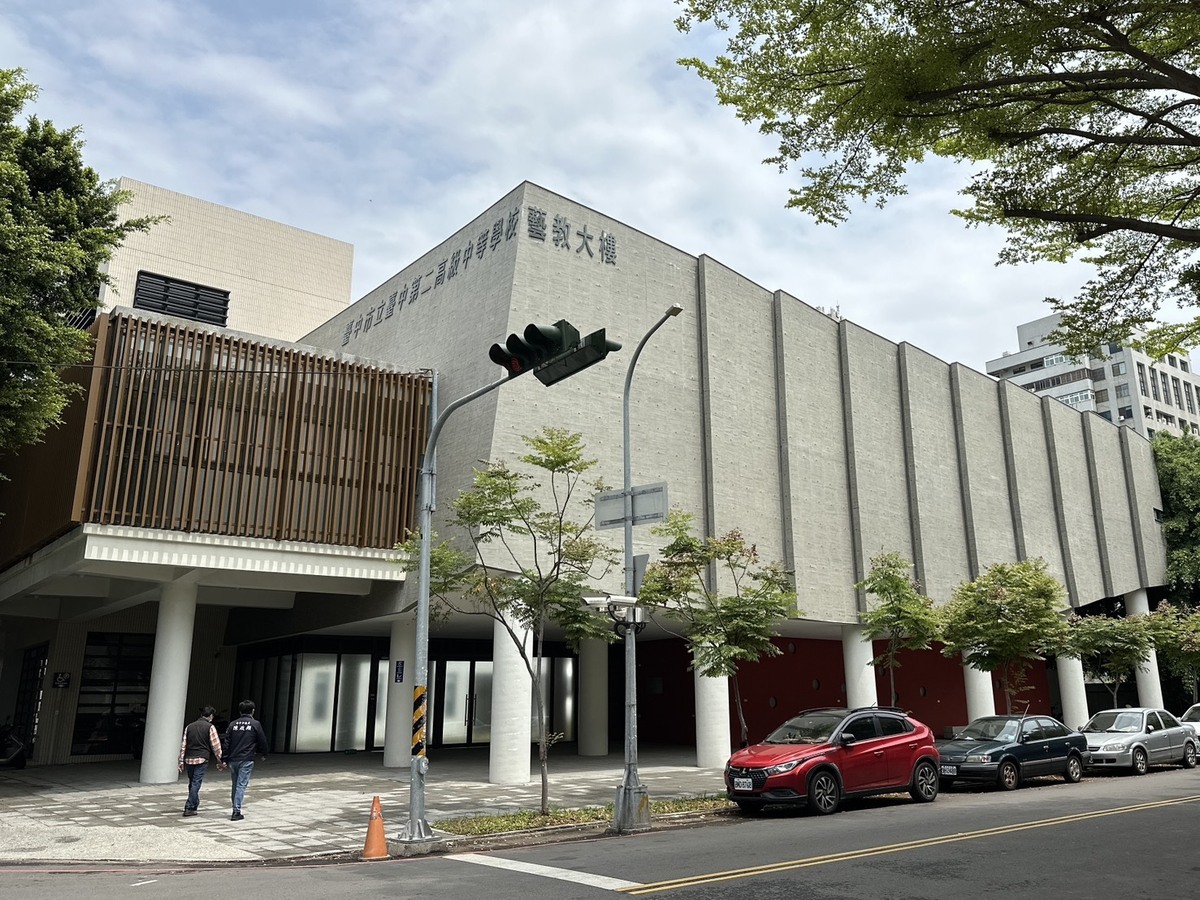 台中二中新建的藝教大樓，於1 11 年 11 月完成驗收並取得使照，但是師生們卻完全無法使用，原因是經費不足只能減項發包，僅能完成結構體。   圖：陳政顯/提供