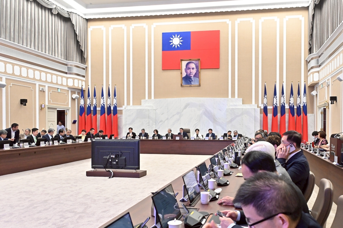 行政院長卓榮泰今（17）日在行政院會中表示，面對日益嚴重的境外敵對勢力滲透，近期在政府積極偵辦下，破獲數起共諜案件，而被滲透的機關多屬機敏單位，需要特別重視，凡涉案人員一律依法嚴懲，政府更應全面強化國家安全機制。   圖：行政院提供