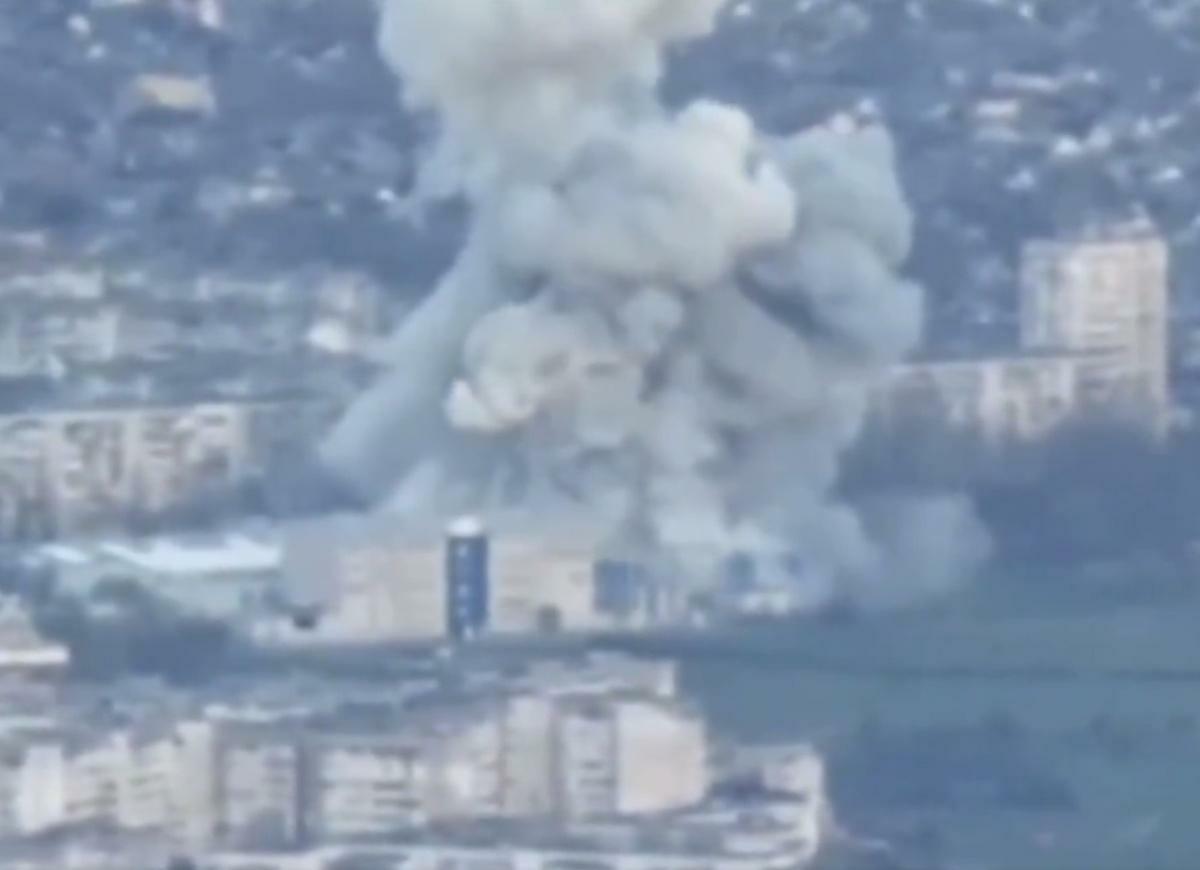  俄羅斯用制導炸彈對赫爾松發動空襲。 圖：翻攝自 NOELREPORTS X 帳號 