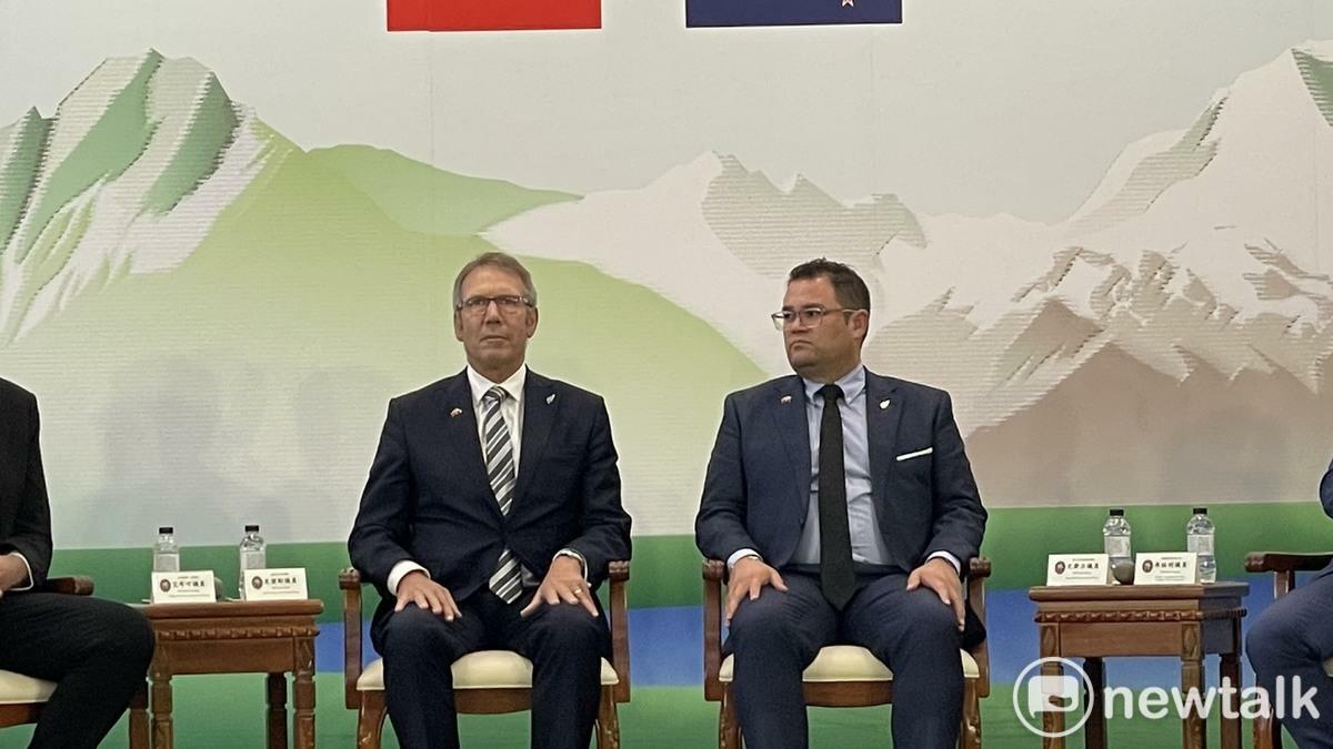 紐西蘭首席團長國家黨大黨鞭史密斯（Stuart Smith）議員（左）、共同團長勞工黨尤齊力（Tangi Utikere）議員（右）   圖：記者高逸帆攝影