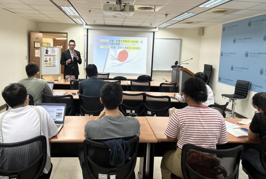 本講座主講人何戎資深媒體人(中)。   圖：政治大學提供