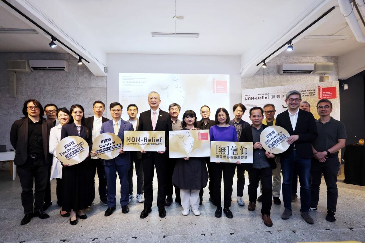 文化部政務次長李靜慧（前排右5）、外交部政務次長吳志中（右6）、成功大學助理副校長吳秉聲（右2）、策展人薛丞倫（右3）與策展團隊「國立成功大學」、參展團隊代表等合影。   圖：文化部提供