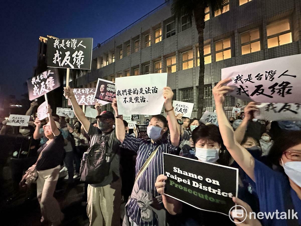 國民黨北市黨部主委黃呂錦茹涉偽造連署書事件，國民黨發起聲援。民眾高舉各種自製海報表達訴求。   圖：張良一 / 攝