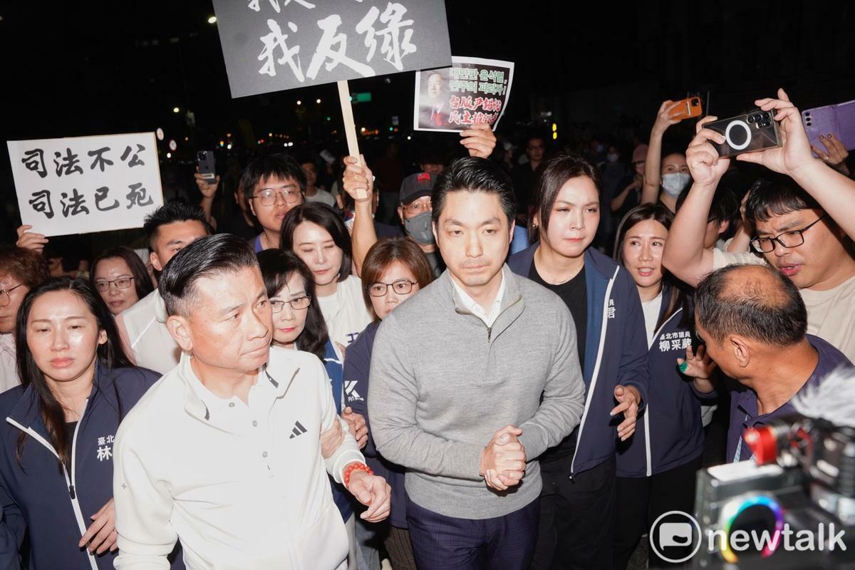 國民黨北市黨部主委黃呂錦茹涉偽造連署書事件，國民黨發起聲援。台北市長蔣萬安發表呼籲發動倒閣談話後離開。   圖：張良一 / 攝