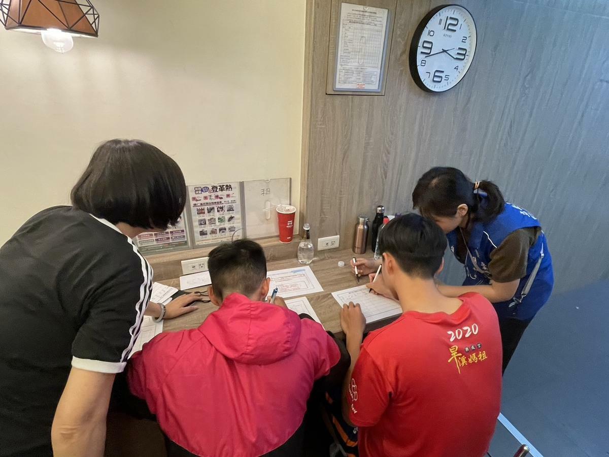 國民黨南市黨部和黨團在歸仁進行二階段連署，原以為南關線老人比較多，沒想到參與罷免的鄉親，居然以年輕人居多，還有很多年輕人帶著寶寶一起來連署罷免王定宇和林俊憲。   圖：國民黨團提供