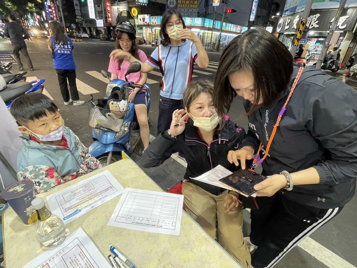 國民黨南市黨部和黨團在歸仁進行二階段連署，原以為南關線老人比較多，沒想到參與罷免的鄉親，居然以年輕人居多，還有很多年輕人帶著寶寶一起來連署罷免王定宇和林俊憲。   圖：國民黨團提供