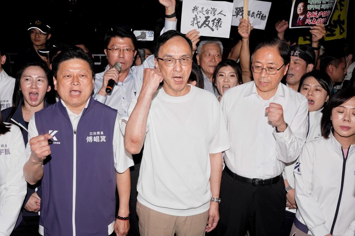 朱立倫（中）、張善政（右）、傅崐萁（左）喊賴清德下台。   圖：張良一/攝