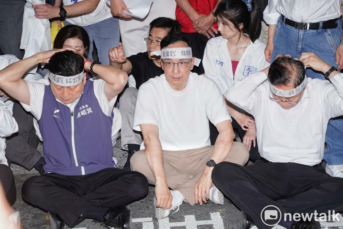 朱立倫（中）、張善政（右）、傅崐萁（左）頭綁布條表達抗議要賴清德下台。   圖：張良一攝