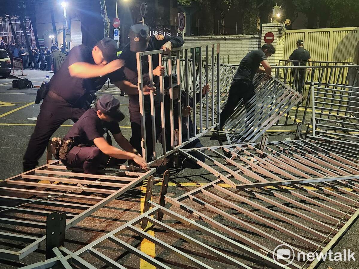 藍營民代率眾一度推倒拒馬後，警方只好重新架設。   圖：黃建豪/攝