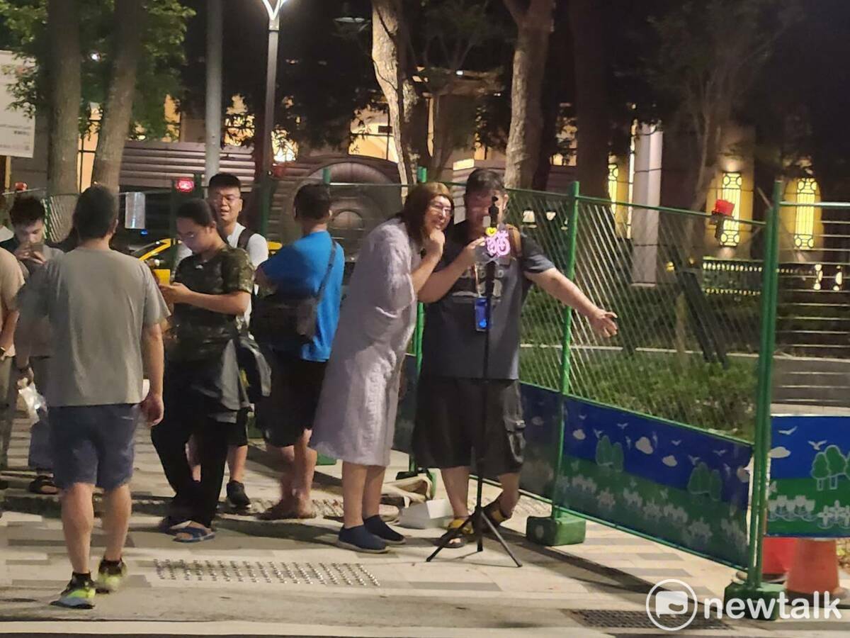 側翼四叉貓也在距離北檢不少處的馬路分隔島上直播，偶爾與零食藍營支持者互嗆。   圖：黃建豪/攝