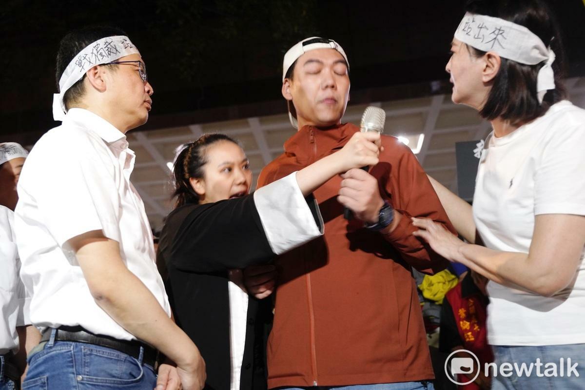 賴苡任的妹妹上前阻止他談論偵查細節。   圖：張良一/攝