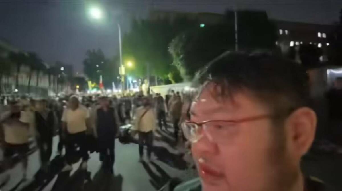 網紅「四叉貓」遭藍營支持包圍、辱罵「人妖」、喊著「殺死他」、「被淋飲料還被偷踢偷打」。   圖：翻攝自臉書