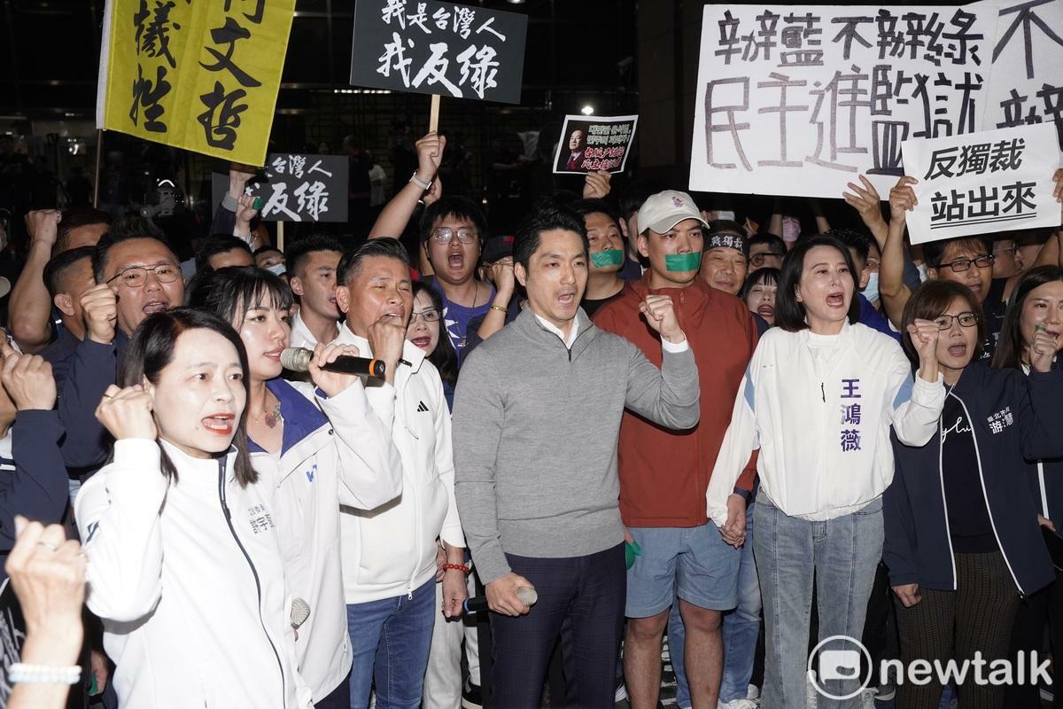  國民黨17日晚間包圍北檢抗議，台北市長蔣萬安突拋倒閣建議；民進黨立委賴瑞隆分析，民眾黨可能「團滅」，不見得會支持倒閣。 圖：張良一／攝（資料照片） 