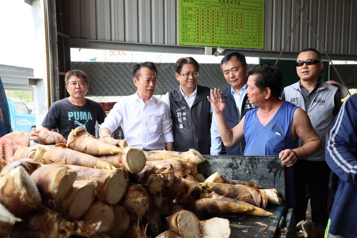 今（18）日嘉義縣大林鎮上林蔬果生產合作社與豐如國際股份有限公司完成今年首批烏殼綠竹筍外銷裝櫃，出口至加拿大。縣長翁章粱特別前往合作社視察裝箱情形，並鼓勵農友持續提升品質、拓展海外市場。   圖：嘉義縣政府提供