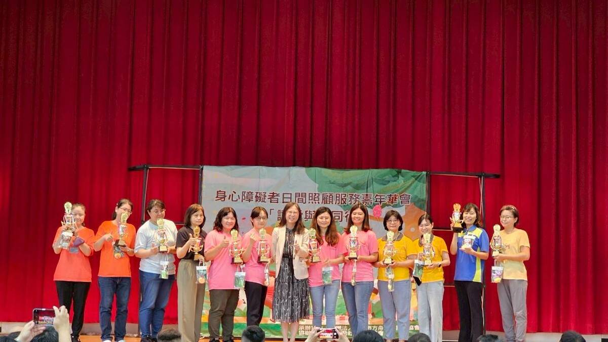 蔡宛芬(中)頒獎表揚12位長期陪伴身障者的專業社工、教保人員。   圖：高雄市方舟就業服務協會/提供