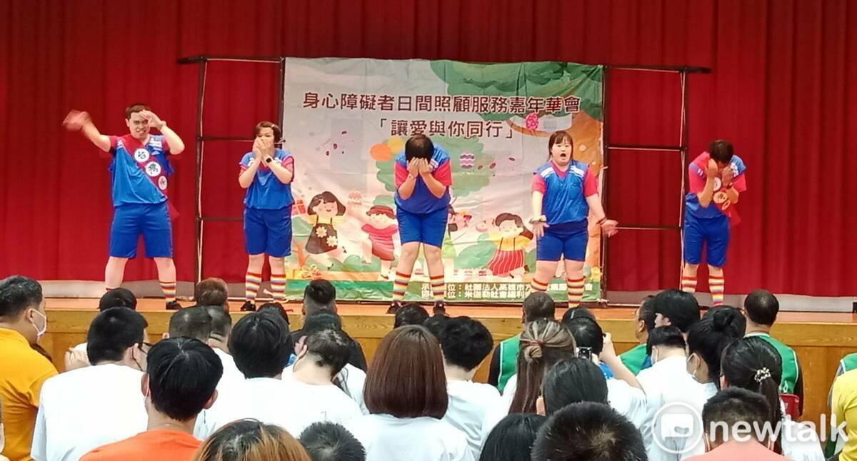身障團體在嘉年華會上表演節目。   圖：孫家銘/攝