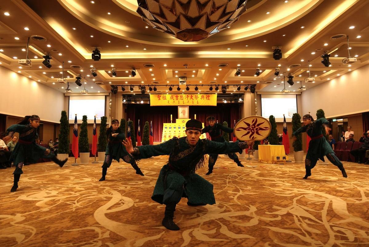 文化部蒙藏文化中心今（18）日舉辦「成吉思汗祭典」，並特別安排蒙古藝文表演活動，凝聚在台蒙古族人，延續文化的傳承與交流。   圖：文化部提供