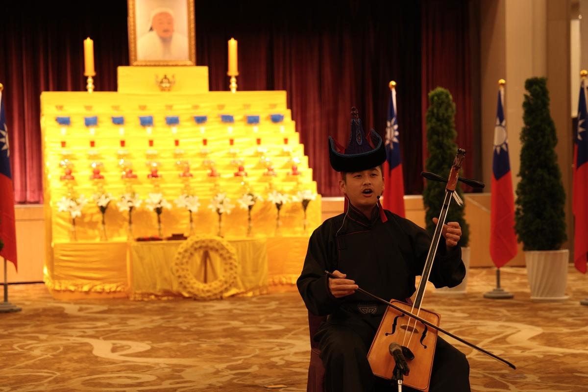音樂家烏尼德表演蒙古傳統樂器馬頭琴及呼麥（喉音），除演出蒙古樂曲，亦呈現〈望春風〉、〈雨夜花〉等台灣組曲。.   圖：文化部提供