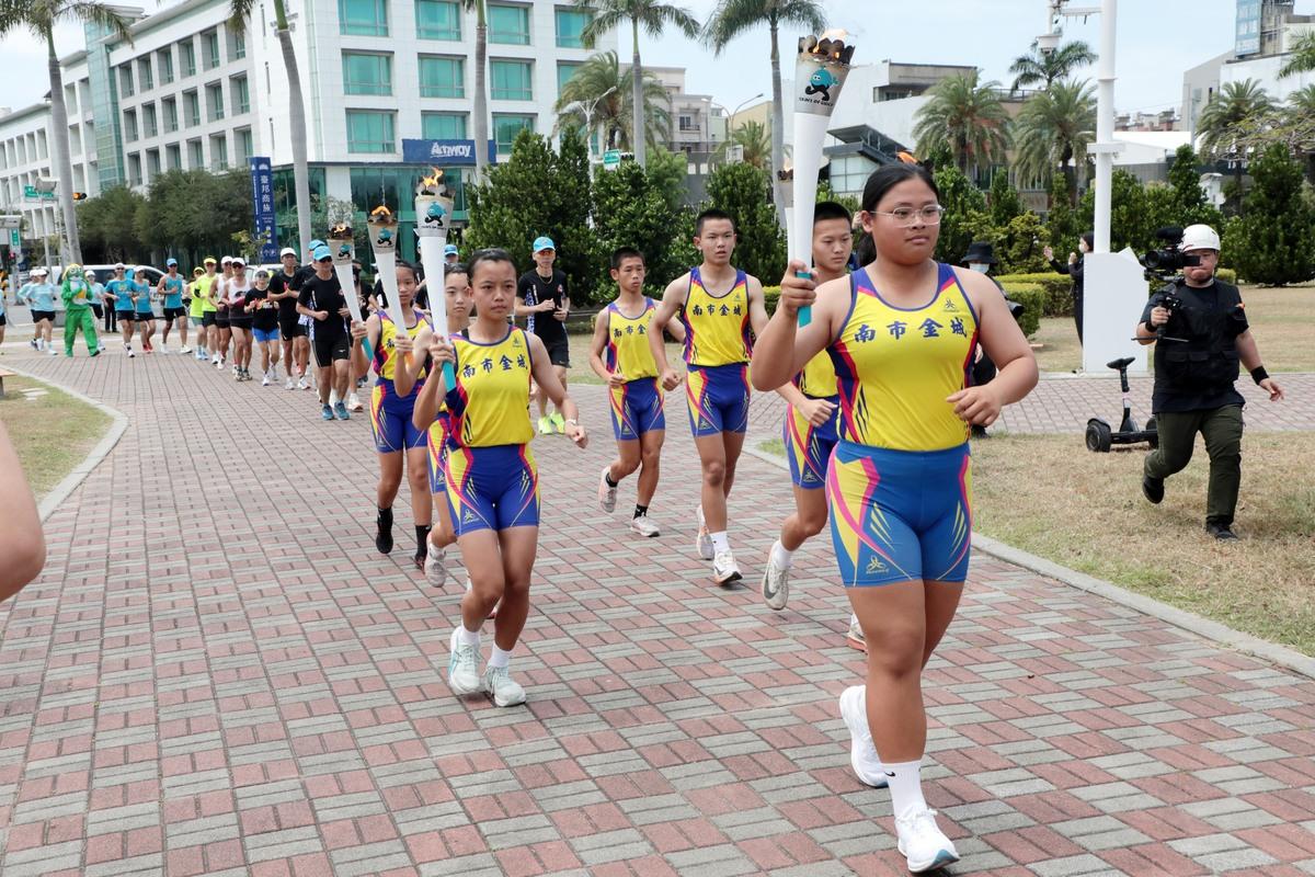 聖火自3月22日於臺南舉行引燃儀式後,即前往離島地區,接續由南部出發,逆時針依序傳遞至東部、北部及西部各縣市,於4月11日回歸臺南,再巡行臺南37個行政區,最終重返永華市政中心,完成全臺聖火傳遞壯舉。 圖:台南市政府提供