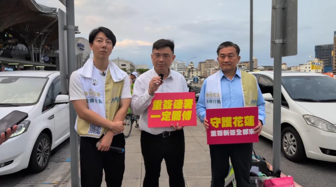 賴瑞隆(中)率王定宇(右)、吳崢(左)共同宣布民主快閃連署站正式啟動。   圖：賴瑞隆辦公室/提供