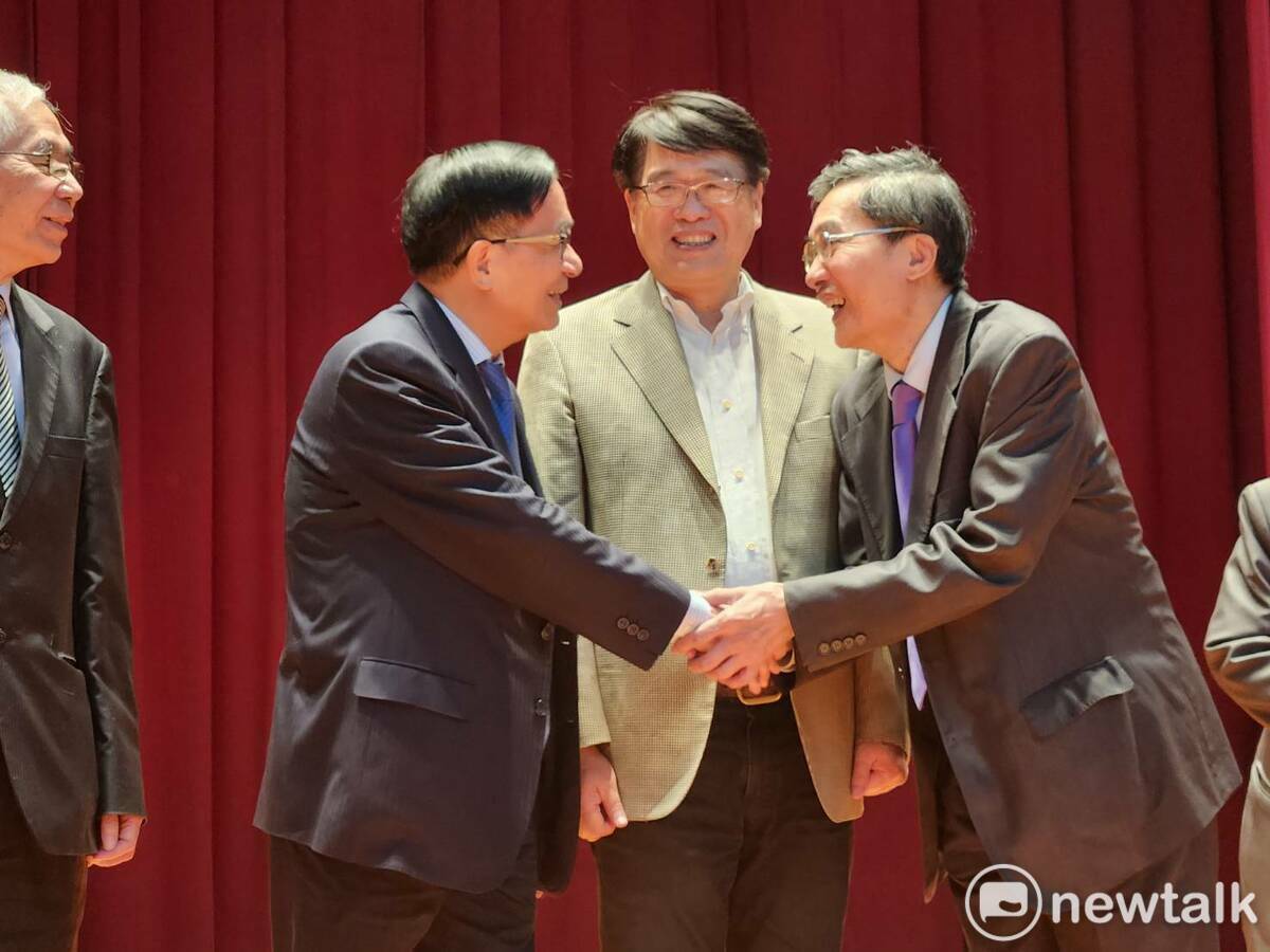 前總統陳水扁受凱達格蘭學校邀請進行演講，當天全程在場的台灣民意基金會董事長游盈隆教授（中）也在臉書發表對阿扁演講內容的看法。（資料照片）   圖：黃建豪/攝