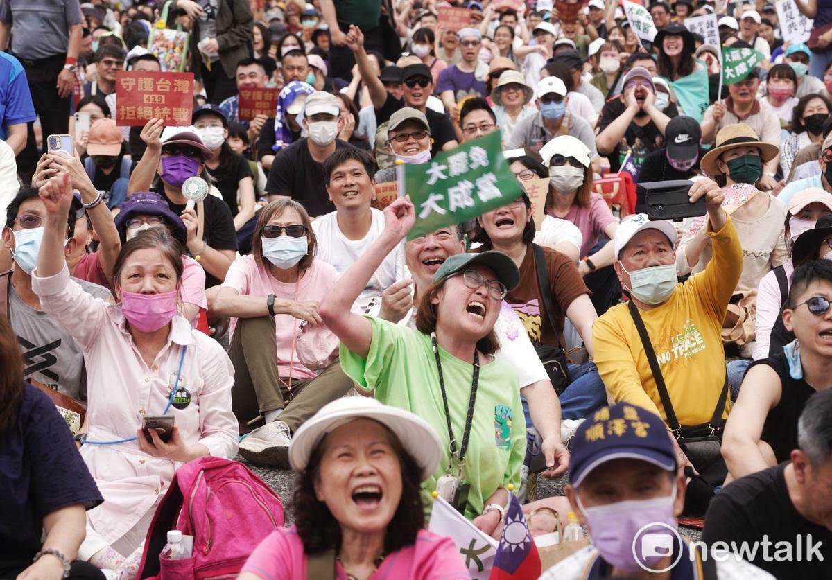 「拒絕統戰，守護台灣」大會於凱達格蘭大道登場，傍晚宣布現場已達到4萬人。   圖：張良一/攝