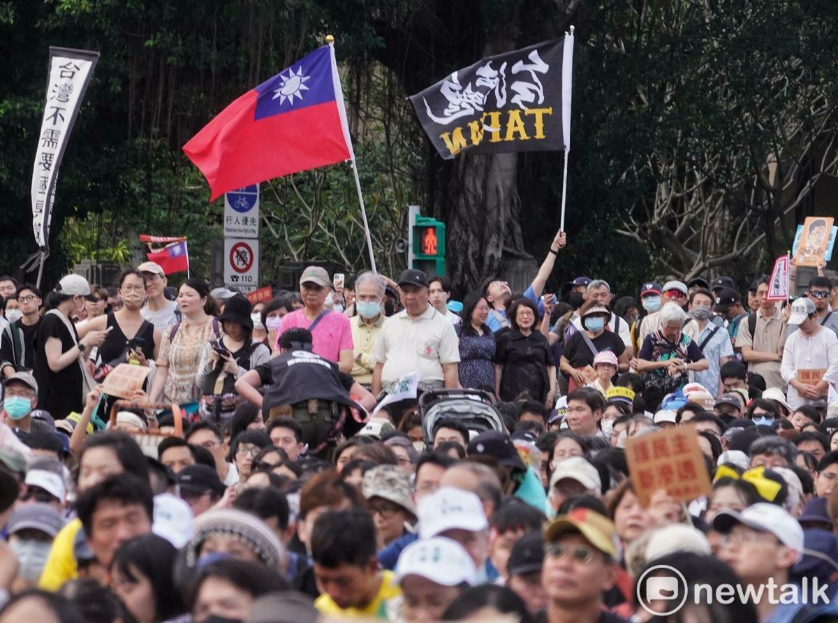 「拒絕統戰，守護台灣」大會於凱達格蘭大道登場，４點左右，主辦單位宣布現場已達到4萬人。   圖：張良一/攝