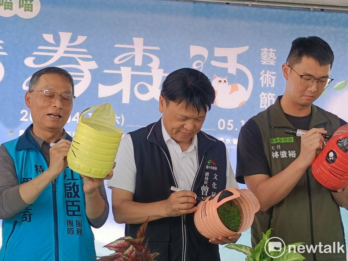 曾能汀與來賓一同為綠色植物盆栽外觀畫上創意貓咪圖案。   圖：唐復年/攝