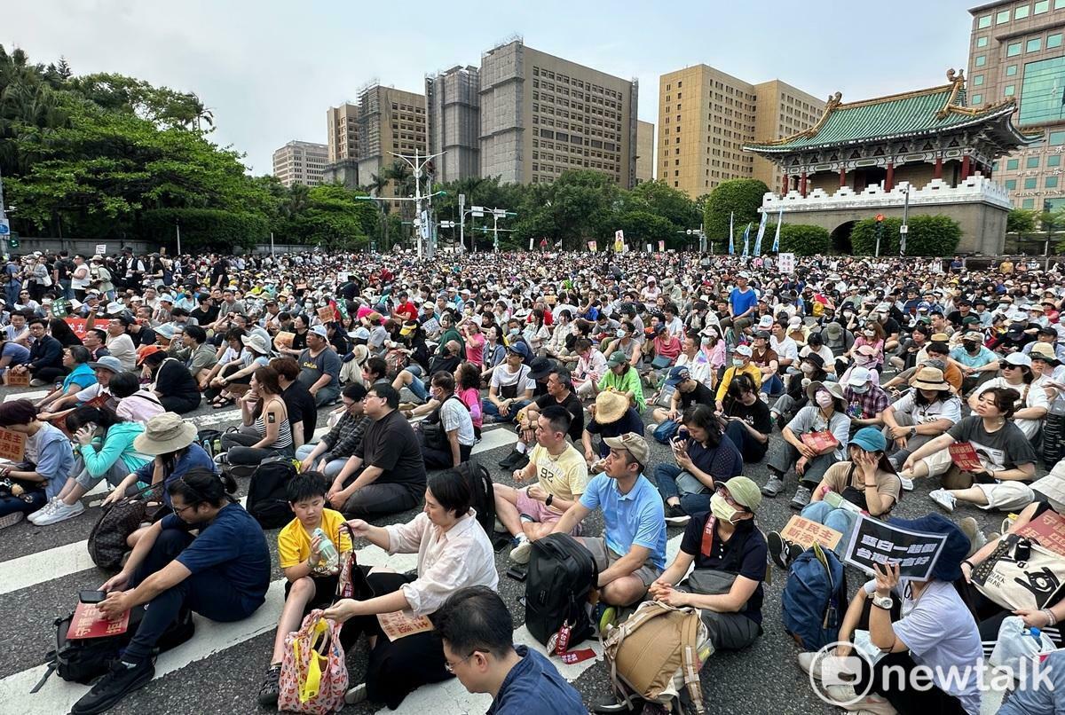 由反共網紅八炯等人號召的「拒絕統戰，守護台灣」大會，今（19日）下午在凱達格蘭大道舉行，35個罷免藍委的團體也在現場擺攤，力拚二階段連署。   圖：張良一／攝