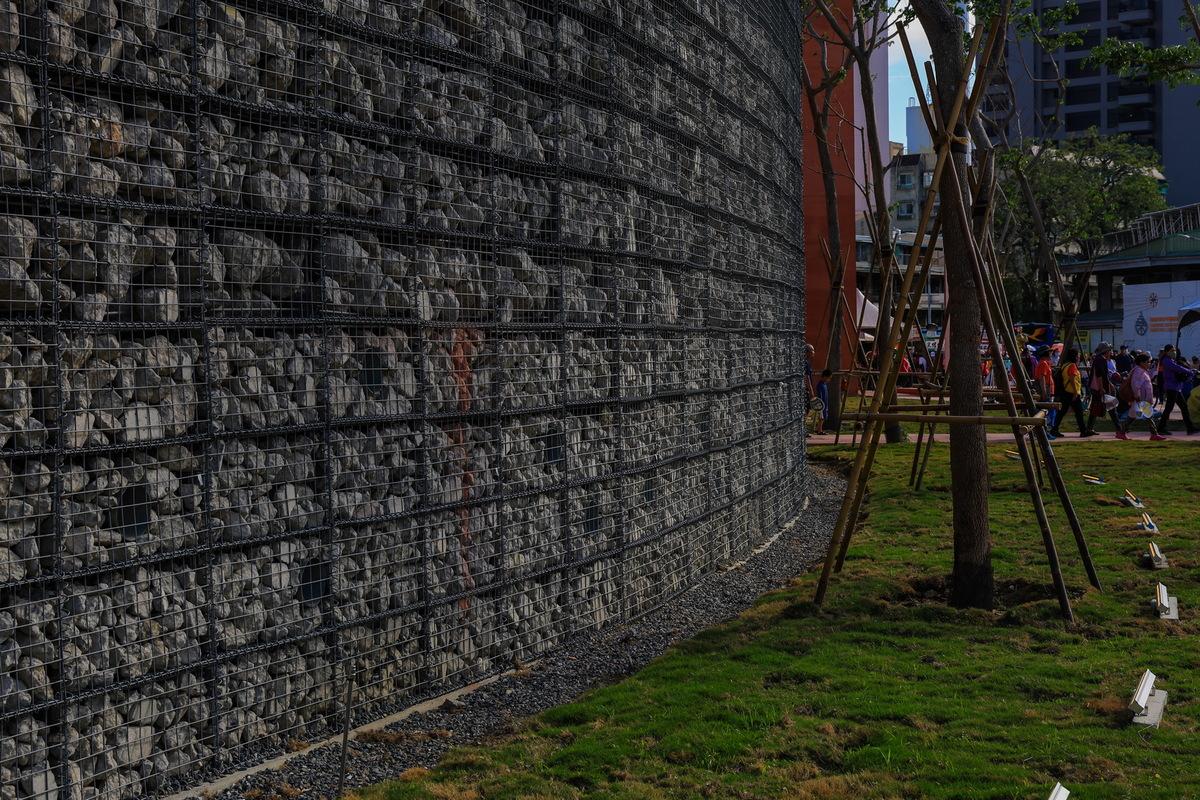 原有看台拆除、回收,破碎後之混凝土塊材料轉化為石籠外牆。 圖:高雄市運動發展局/提供