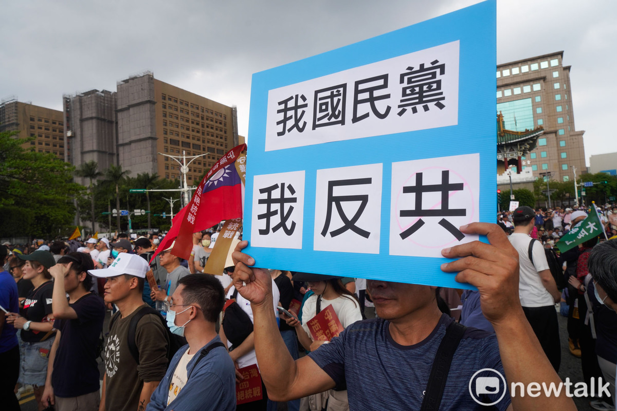 一位民眾高舉『我國民黨我反共』牌子參與大罷免遊行。   圖：張良一 /攝