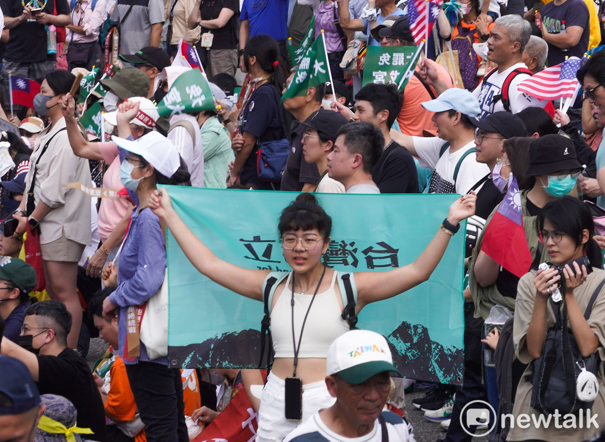 一位民眾高舉台灣獨立旗參與大罷免遊行，在人群也有不少人手持中華民國國旗與會。   圖：張良一 /攝