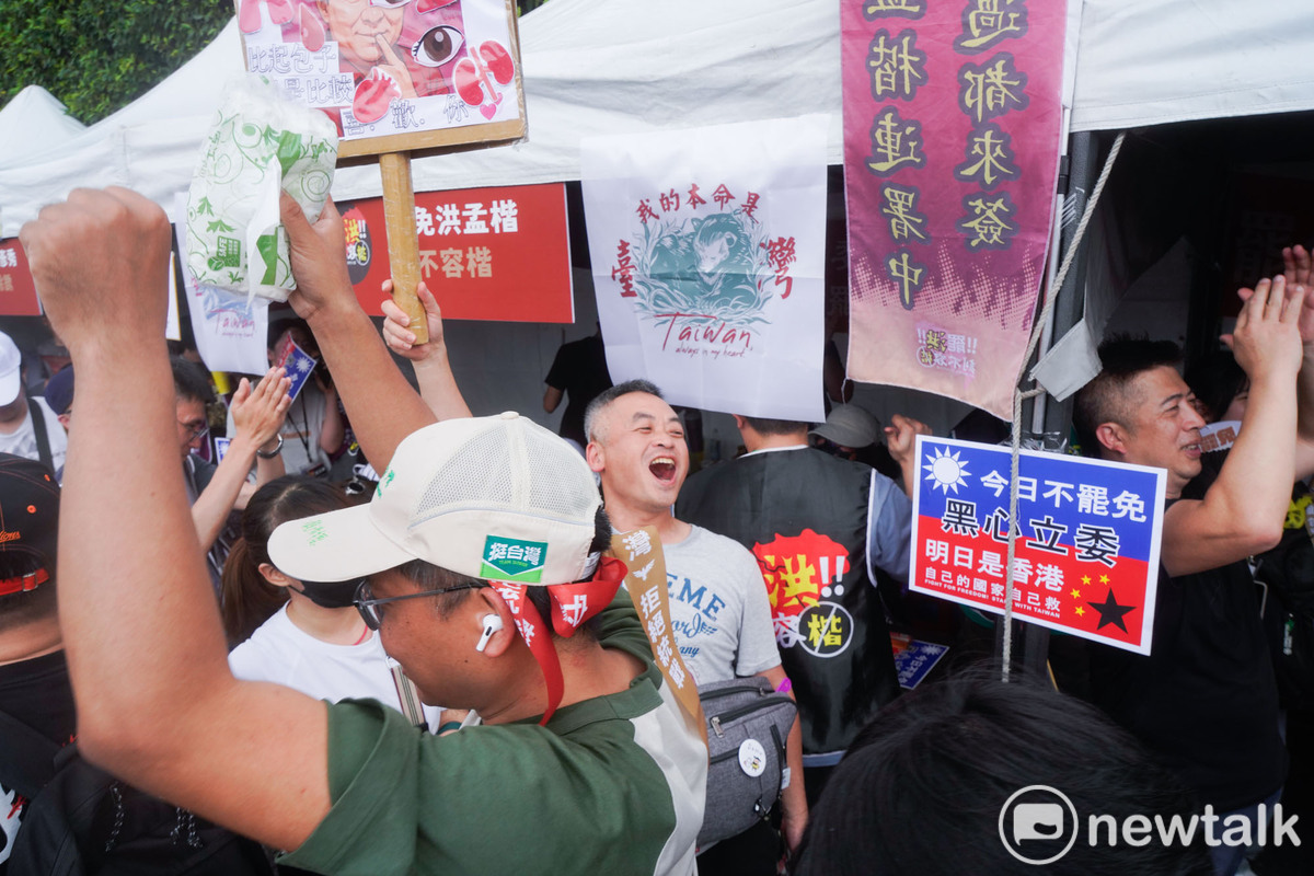 來自全台各地的罷免志工也在凱達格蘭大道設立臨時連署站，當民眾連署成功時，志工們立刻拍手歡呼。   圖：張良一 /攝