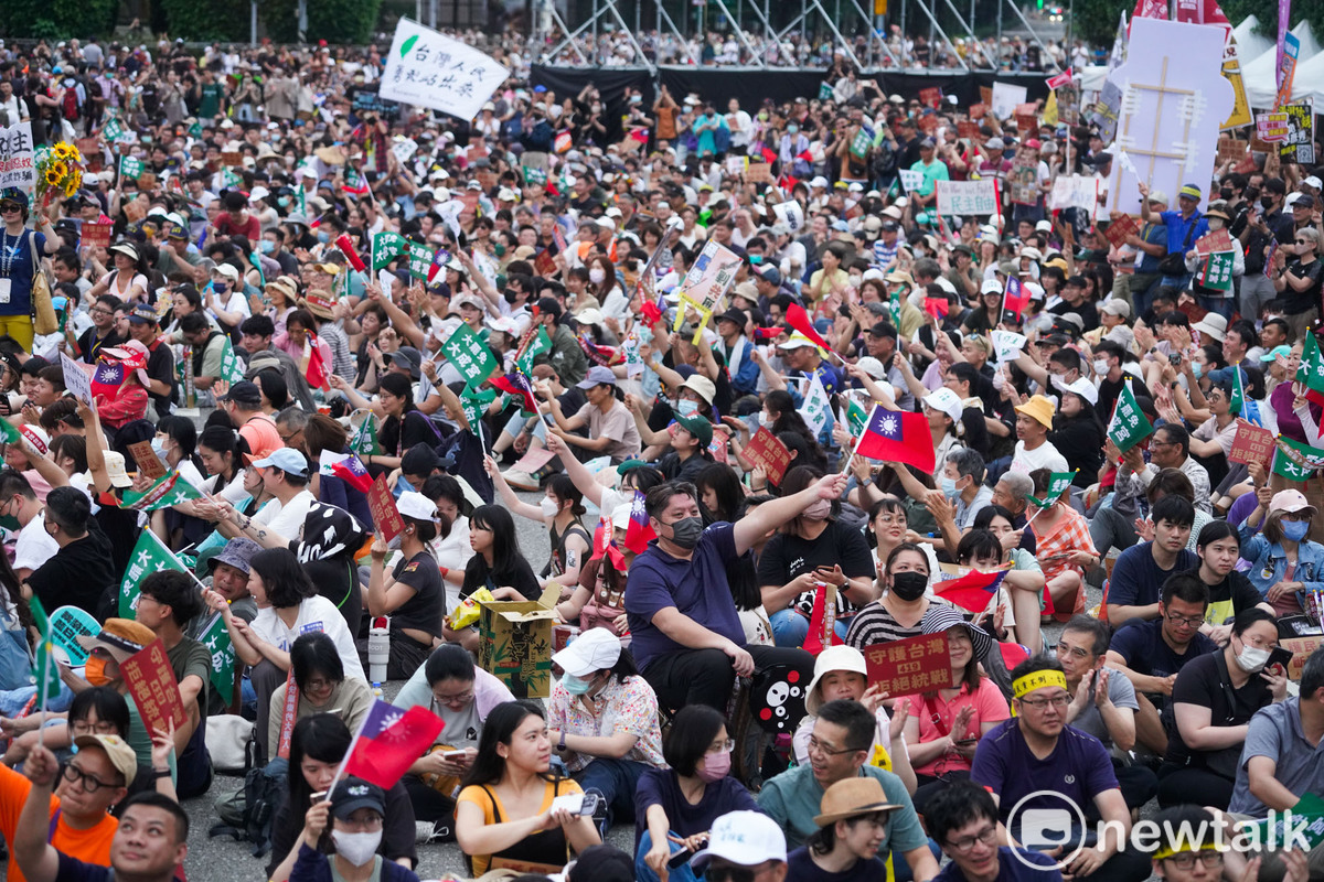 一場大罷免遊行，讓中華民國派與台派走在一起，這是過往台派活動少見的景象。   圖：張良一 /攝