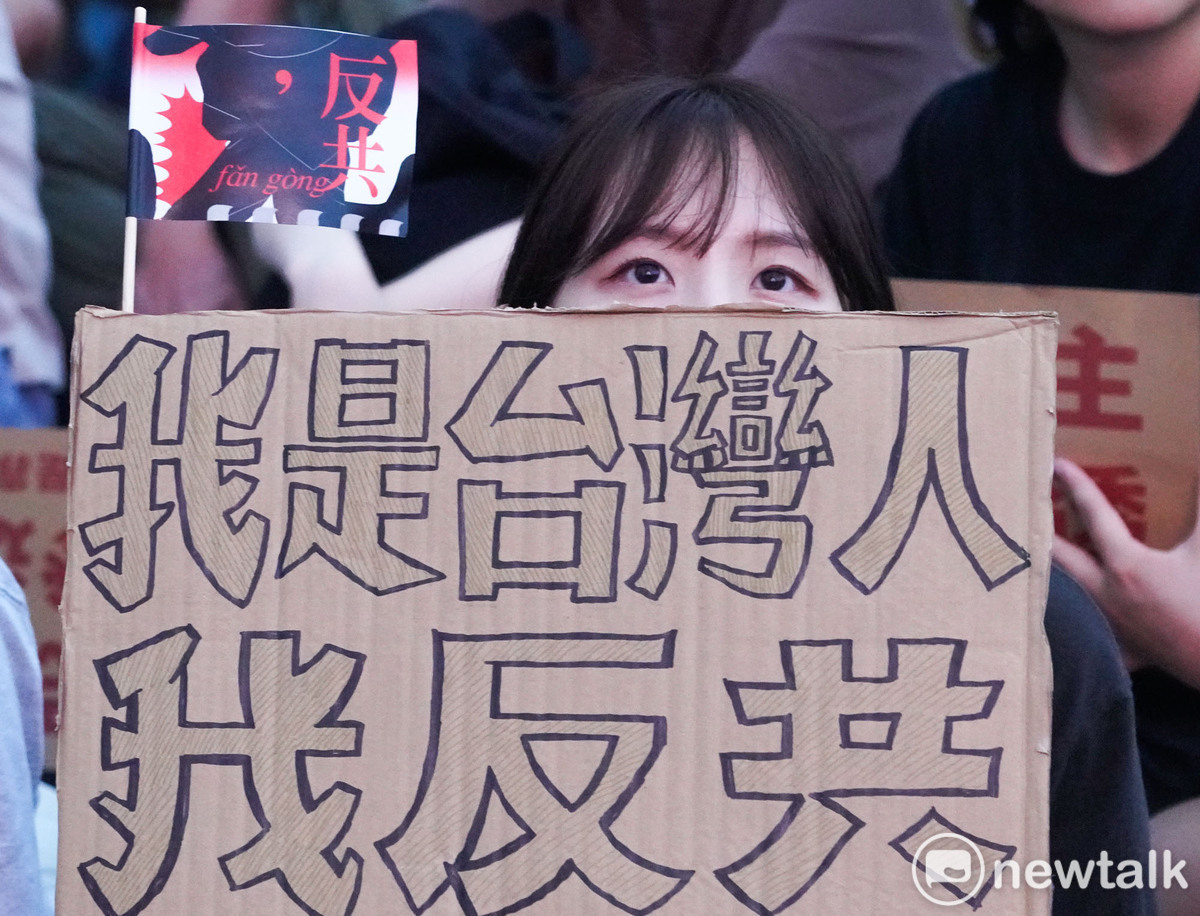 一位民眾高舉『我是台灣人我反共』牌子參與大罷免遊行。   圖：張良一 /攝