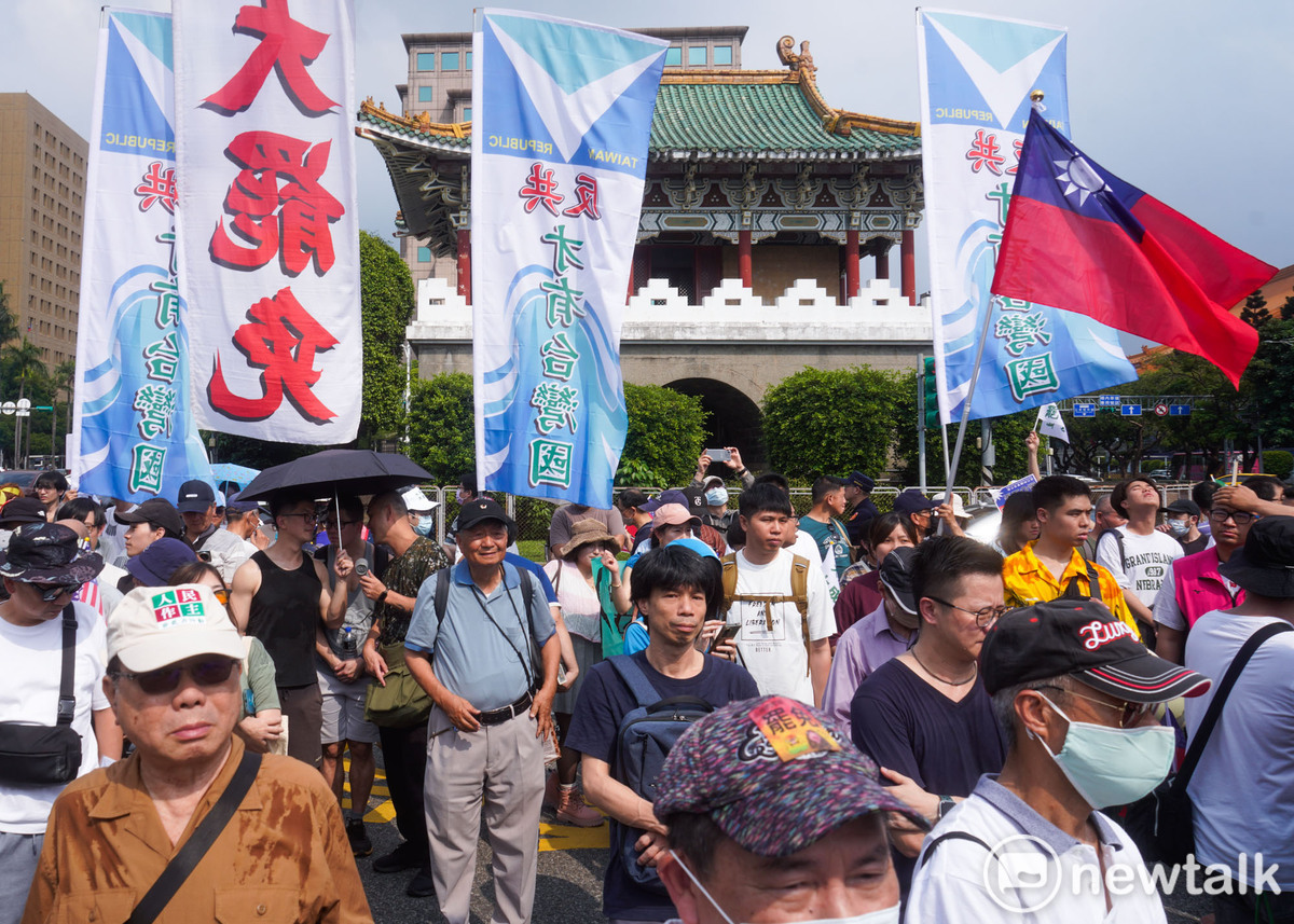 一場大罷免遊行，讓中華民國國民與台灣國主人並肩一起，這是過往台派活動少見的景象。   圖：張良一 /攝
