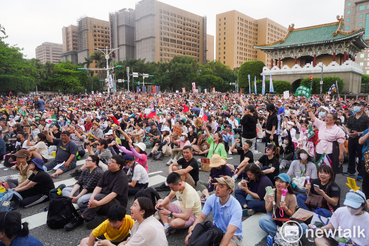 約五萬民群眾參與在凱達格蘭大道舉行的『419守護台灣 拒絕統戰』大遊行，人潮從凱達格蘭大道滿溢到仁愛路與信義路口，場面相當熱烈。   圖：張良一 /攝