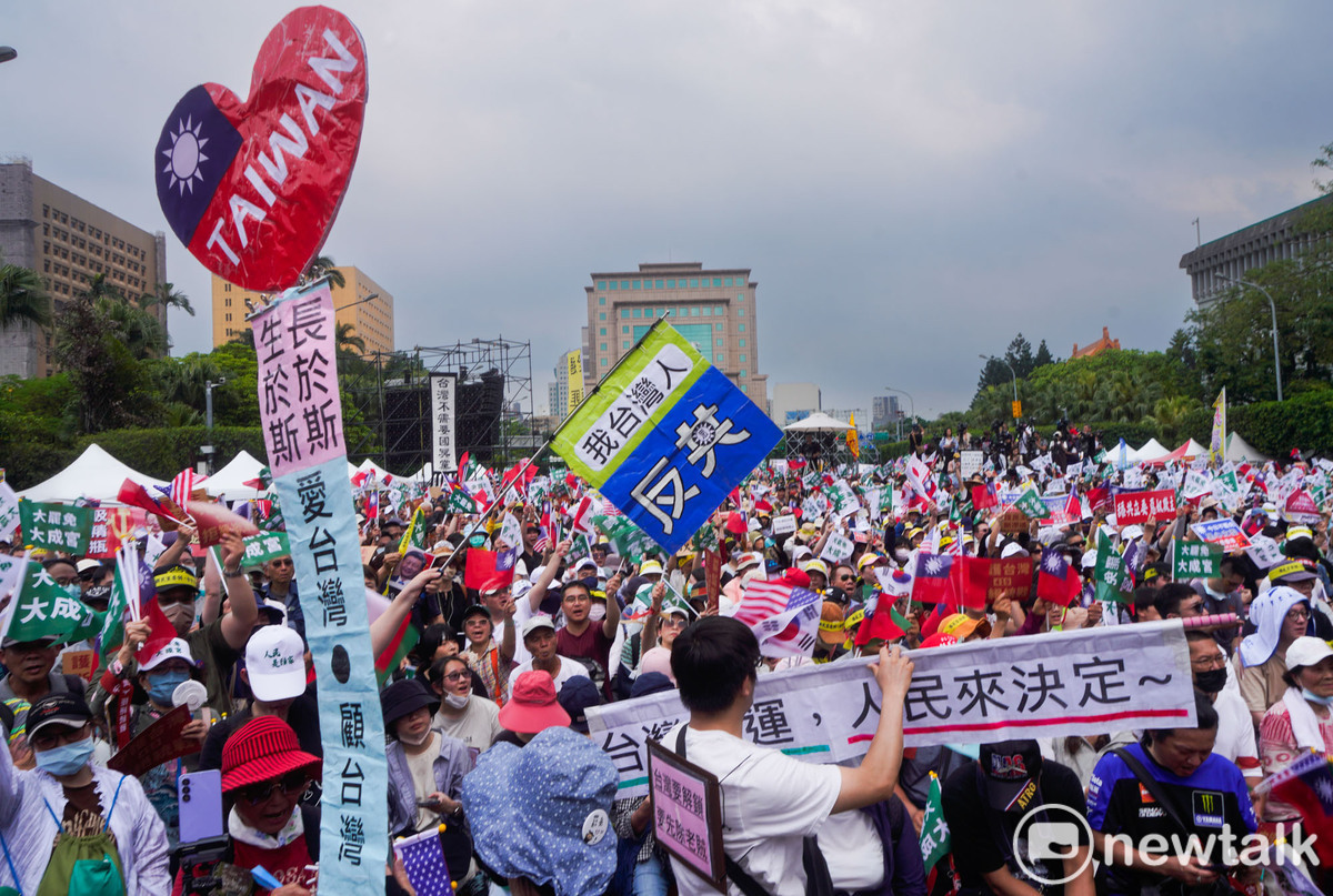 『419守護台灣 拒絕統戰』大遊行在凱達格蘭大道舉行，參與遊行的民眾帶著自製標語和中華民國、美日韓等國的國旗與會，參與人潮從凱達格蘭大道滿溢到仁愛路與信義路口，場面相當熱烈，主辦單位宣稱約有五萬民群眾參與。
